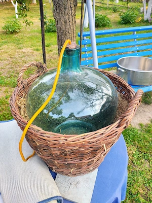 Balon de sticlă de 50 de litri cu coș din nuiele