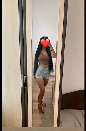 Brunetaaa      