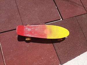Skateboard unic cu lumini   vopsit manual, stare excelentă!