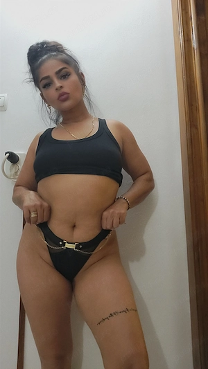 Buna sunt Angi bruneta apetisanta