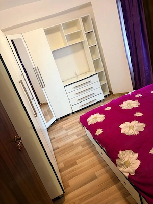 Proprietar, vând apartament 3 camere decomandat | Complet mobilat si utilat | Parcare privata - imagine 2