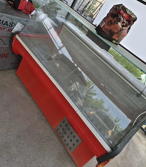 Vitrina mezeluri