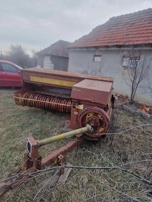 Vând presa de baloti mici New holand