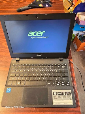 Vând mini laptop Acer