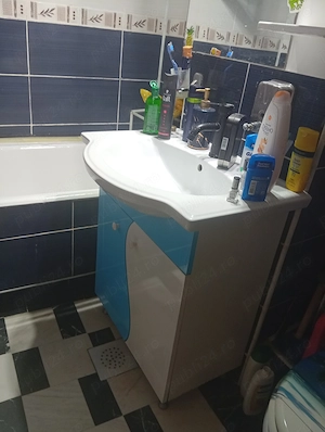 Vând mobila de baie ,,veceu, chiuveta masca și dulapul cu spoturi 