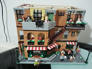 MOC Clădire Modulară Uriașă LEGO Friends (3 etaje   Central Perk + Apartamente)