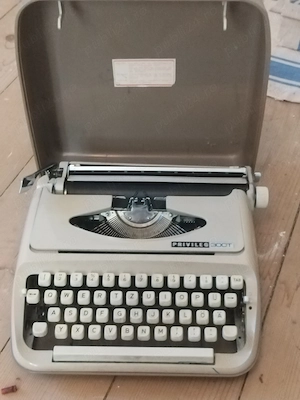 Mașină de scris portabilă Privileg 300T (mecanism Brother Japan), an 1979, cu geantă .