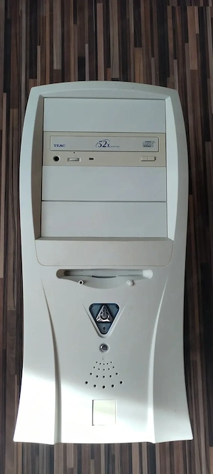 PC retro vintage pentru nostalgici sau pasionati