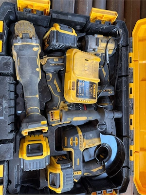 Vând set scule profesionale DeWALT XR