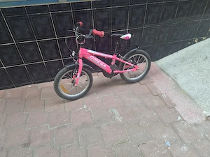 Bicicletă pentru fetițe