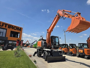 Excavator pe pneuri 17t, cupa 0,8mc, 2019, 5.549h, lama si cale - imagine 3