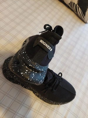 Adidașii bărbați noi, mărimea 42, au talpă foarte ușoară din spumă. 