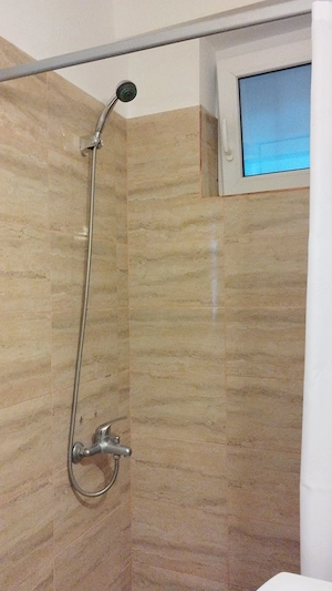 Inchiriez Apartament cu Doua Camere pe Termen Lung in Zona Centrala - imagine 6