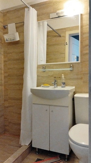 Inchiriez Apartament cu Doua Camere pe Termen Lung in Zona Centrala - imagine 5
