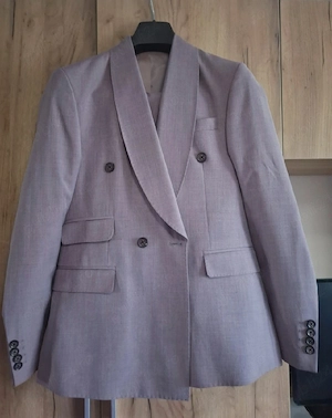 Vand costum elegant, roz, purtat o singura data.