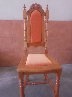 De vânzare un scaun din lemn masiv 