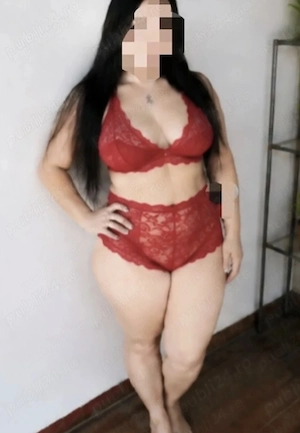 Bună bruneta sexi fără grabă 39  de ani