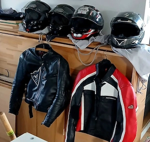 Patru casca si geaca moto 