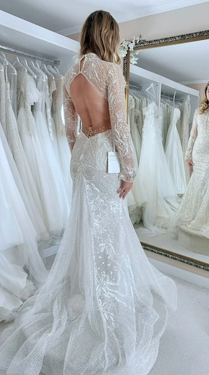 Vand rochie mireasa model deosebit noua ,nepurtata