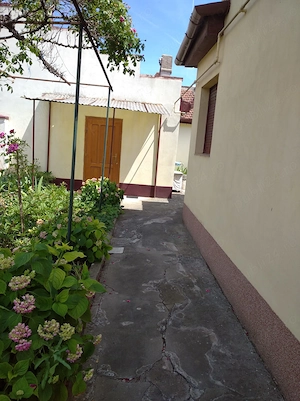 Casă cu teren 472 mp de vânzare   Grădiște, Arad, Str. Lucreția - imagine 2