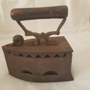 Fier de calcat cu carbuni - vintage