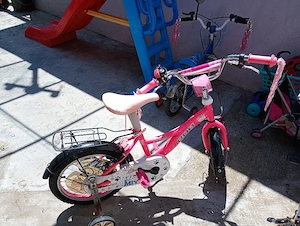 bicicleta roz cu roti ajutătoare pe 16 inch