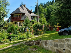  Casă de munte P+2 în Tarcău, 8 dormitoare cu baie proprie, teren 2300 mp   potrivită pentru familie
