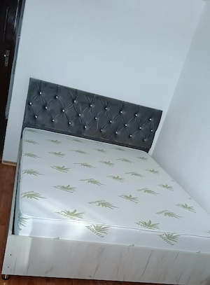 Vând pat cu două noptiere 