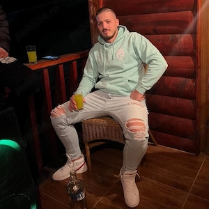     Bărbat caut bărbat  