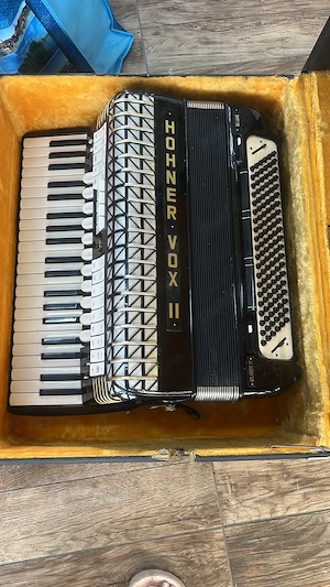 Acordeon adus din Germania 