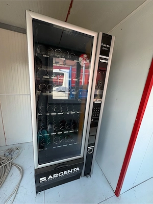Tonomat bauturi si snack-uri