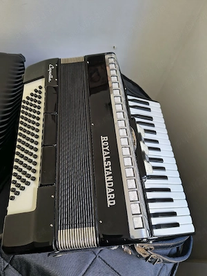 vand Acordeon Royalstandard Capella cu 80 de bași nou.