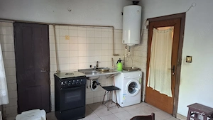 Casa de vanzare + spatiu comercial + anexe - imagine 2
