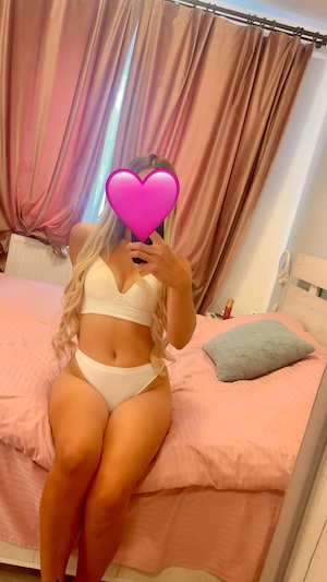 Blonda sexy la tine in oraș( Medias) 