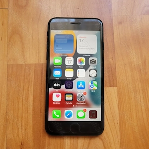 Vand iphone SE bateria 82% in stare buna liber de rete