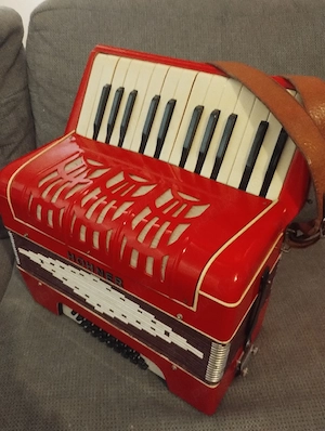 vând acordeon HOHNER 32 bași venit curând din Germania  