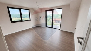 Casă / Vilă cu 4 camere de vânzare - imagine 11