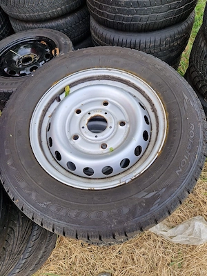 ce se vede in poze multe genți de aluminiu si remorci transport caii - imagine 7