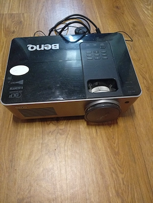 Vând video proector
