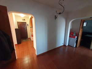 PROPRIETAR vand apartament decomandat 4 camere, 2 bai, 2 balcoane - imagine 2