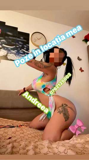 Andreea tatuata bruneta cu forme piercing in zona intima 