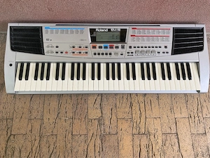 orga electronica  Roland EM-15