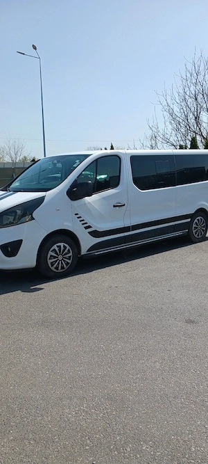 Vând Opel Vivaro 8+1locuri  - imagine 2