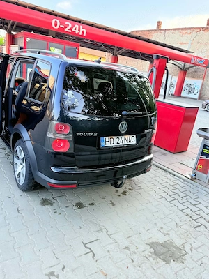 Vând volkswagen turan cross 2.0 170 2008 maşina merge foarte bine fiscal pe loc maşina este tot scib - imagine 4