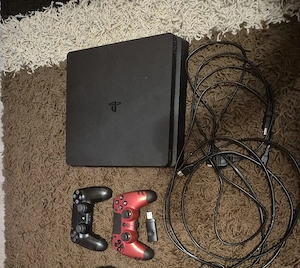 Vand PlayStation 4 slim cu 2 controllere, volan cu pedale, căşti cu microfon,6 jocuri