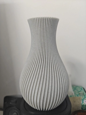 Vază decorativă model marble ce pare sculptată 