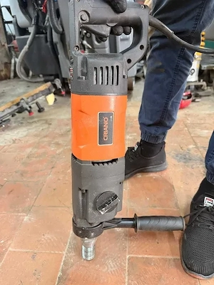Vând mașină de carotat portabilă (carotieră) marca CRIANO, în stare perfectă de funcționare.