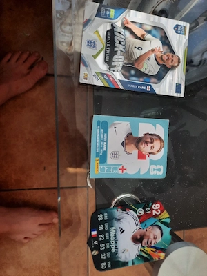 vand aceste cartonase unu editie limitata unu e flash card si unu e stiker de la world cap stare bun