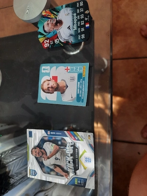 vând trei cartonase cu fotbaliști editie limitata flash card si un stiker world cap 