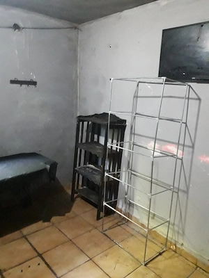 Vînd Casa (Garsoniera,canera + teren) Curte  46.500 E 